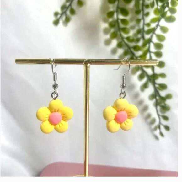 ⭐️❤️ FREE Daisy Monochrome Multicolor Chic Trendy Modern Girly Flower Earrings - Picture 1 of 4